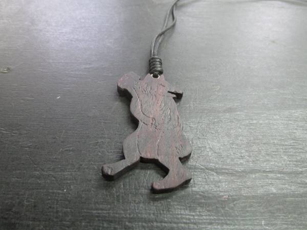充実の品 紫檀オイルフィニッシュ尻尾狐火鳥獣戯画動物彫刻ペンダント ネックレス、ペンダント、チョーカー