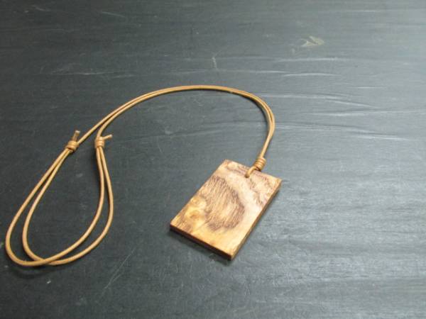 入荷中 タモ総玉杢拭き漆ペンダント:c アクセサリー(女性用) ネックレス、ペンダント、チョーカー