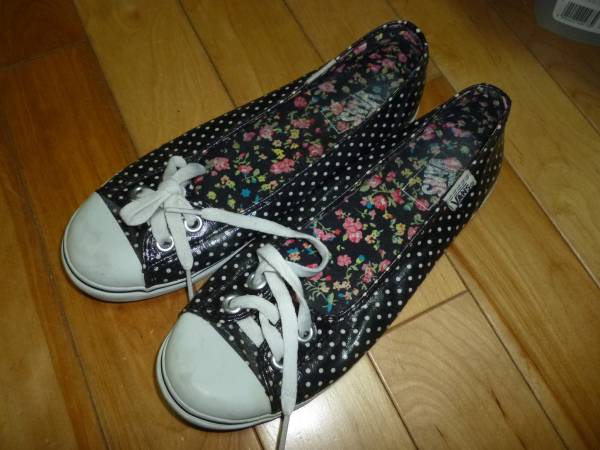 即決●ＶＡＮＳ　スニーカーパンプス　黒白水玉　２４cm