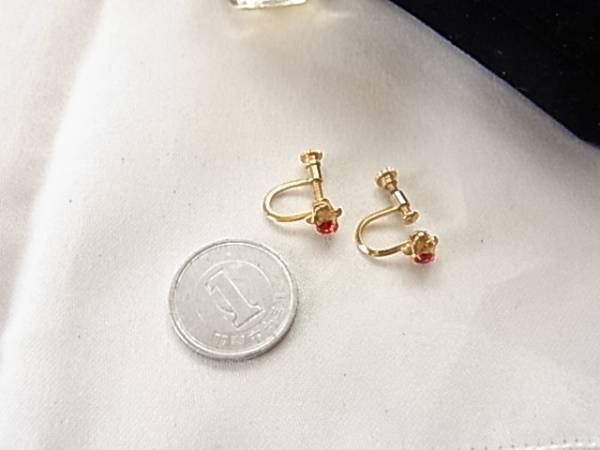 綺麗なレッド　赤いストーンの小ぶりのイヤリング☆