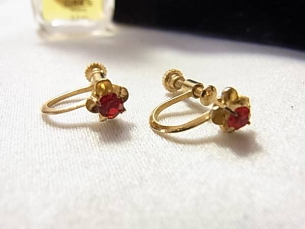 綺麗なレッド　赤いストーンの小ぶりのイヤリング☆