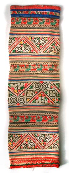 ★タイ　モン族のそで部分　オールド刺繍布 29_しっかりと厚みのある刺繍布です