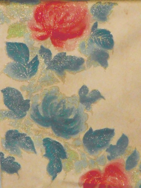 ＜洲寿夏＞袷長袖附下：新46 薄いグレーに菊の花の金の煌き_優しい彩の菊文様です。