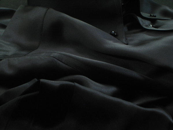 一番最安 イタリアシルクシャツDANROMA ドゥエボットーニ SILK NERA 贅の極みシルクサテンシャツ黒真珠 魅惑の黒 Ｌ