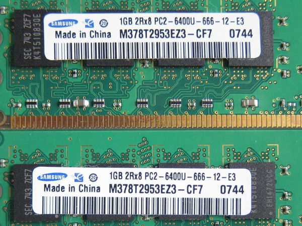 SAMSUNG DDR2 SDRAM/PC2-6400U(DDR2-800)/1GB×2枚組=2GB その3_ラベル部分をアップで撮影。