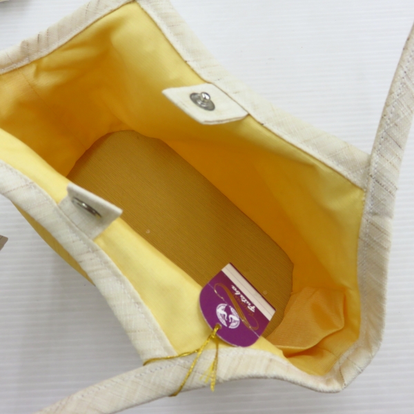M35★★新品展示品即決 浴衣 普段使い 黄色 和装バック ゆかた用 18x24_留め具が付いて便利ですよ！