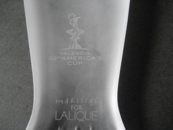 ラリック・第32回アメリカズカップ限定・デザイナー作品・非売品_アメリカズカップとデザイナーの刻印です。