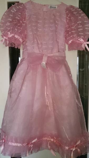 ピンクのリボンいっぱいで可愛いオーガンジーのドレス9号パニエ付き_正面から見たドレス