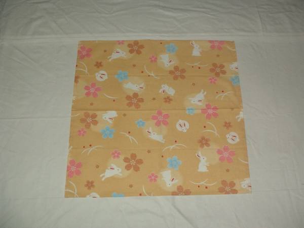 手作り、綿１００％、５２cmの風呂敷、三色の桜にうさぎ_画像1