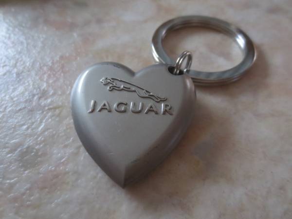 英国ジャガーメタル製キーリング・ジャガー社公認商品・JAGUAR_裏側にも刻印とマークが入ります