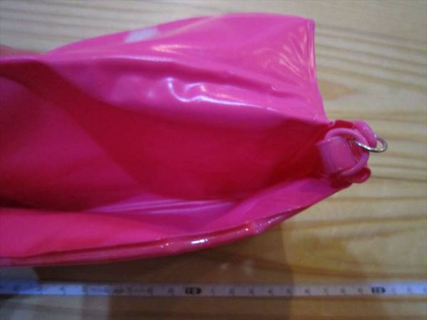 新品 ☆ ナイロンポーチ 小物入れ　ピンク色 バッグ　付録　ファッション　小物　袋_画像2