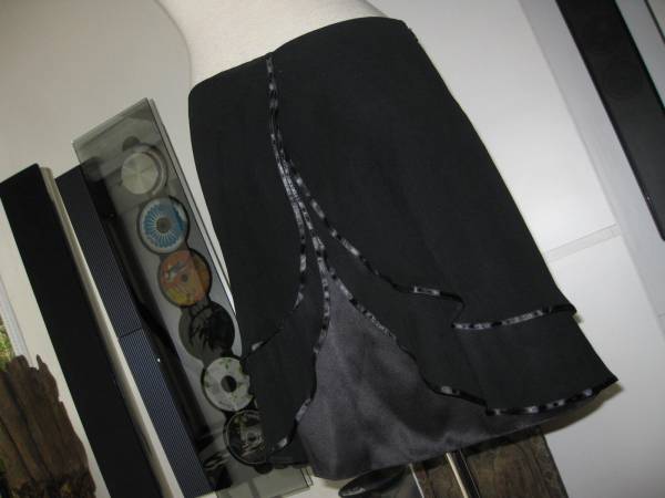 驚きの値段で VIVIENNE TAMヴィヴィアンタムの完売シルクスカート
