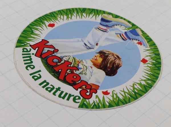 フランス 古いステッカー：Kickers スニーカー 少年 靴 ビンテージ 車 +Aa