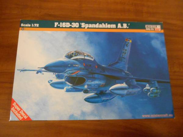 〔全国一律送料340円込〕1/72 ミスタークラフト F-16D-30 スパンダーレム空軍基地_画像1