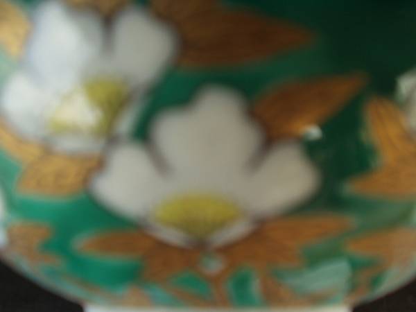 手描きの深緑・金・白盛花弁