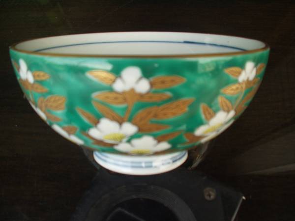 本金の葉・白盛の花弁・何度も塗り・焼成