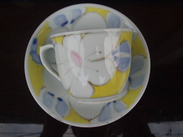 有田・波佐見・色彩の器・広仙窯手描きイエロー椿絵珈琲碗皿１客_全面に絵柄があります