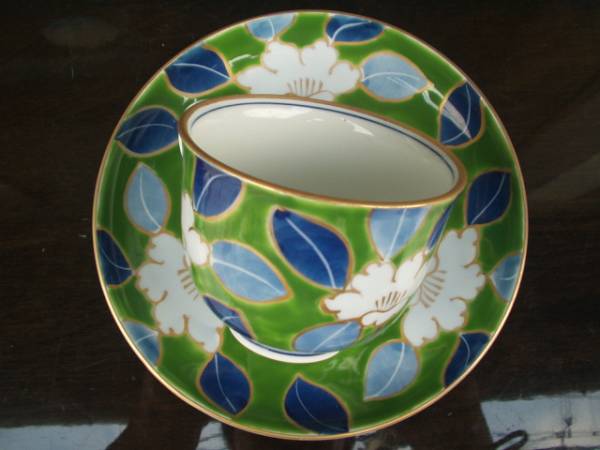 有田・波佐見・モダンな丹心窯緑釉花絵コーヒー・紅茶兼用碗皿_全面に絵柄があります