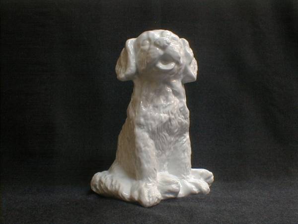 白磁　可愛いビーグル犬 21cm　967g 陶磁器製飾り置物　干支　戌_画像1
