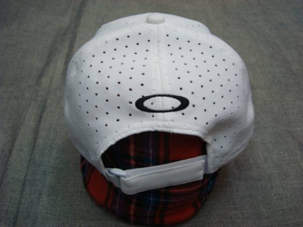 新品OAKLEY(オークリー)SKULL PUNCHING TRUCKER 白_画像2