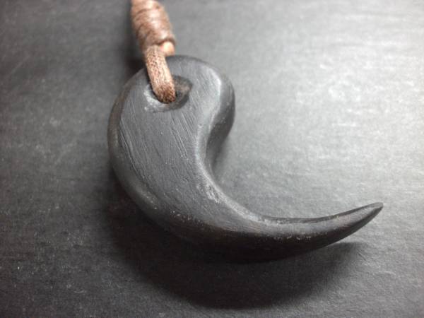 黒檀黒勾玉ペンダント：a