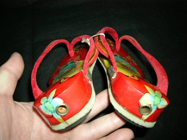 女児　女の子の草履　赤　貓を抱いた女の子柄　昭和時(shí)代品？レトロチックで可愛いです　集めている方にもお?jiǎng)幛帷」嵌斡颏巳毪搿∥词褂? bimg=