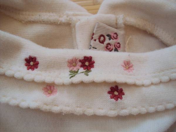 上品なお花柄の刺繍入りです。