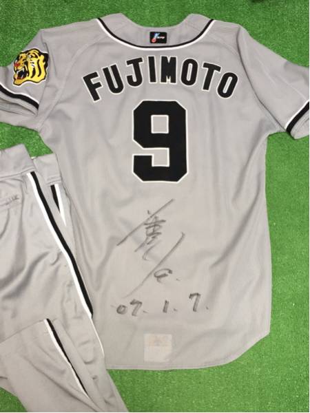 Yahoo!オークション - 阪神9 藤本敦士'04実使用・直筆サイン入り Yahoo!オークション - 阪神9 藤本敦士'04実使用・直筆サイン入り