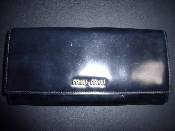  $ 美品 $ 大人気♪ ◆ ミュウミュウ ◆ miumiu ◆ エナメル レザー素材 ・ ２つ折り 長財布 ◆ 黒 ブラック系 ◆ 箱付き ◆ 送料無料！！