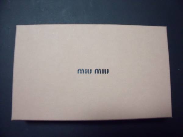  $ 美品 $ 大人気♪ ◆ ミュウミュウ ◆ miumiu ◆ エナメル レザー素材 ・ ２つ折り 長財布 ◆ 黒 ブラック系 ◆ 箱付き ◆ 送料無料！！