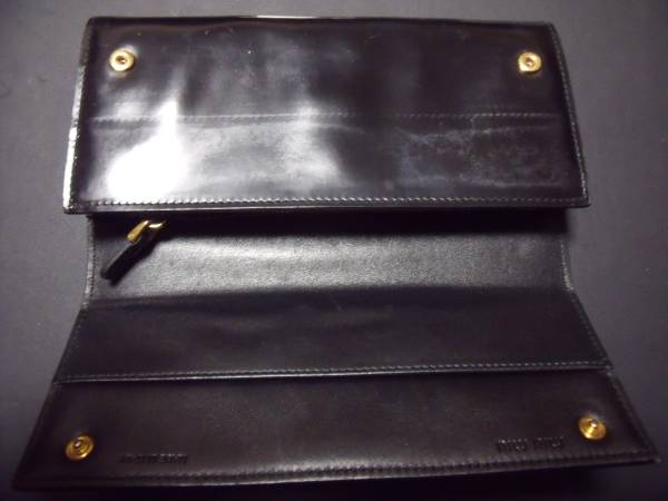  $ 美品 $ 大人気♪ ◆ ミュウミュウ ◆ miumiu ◆ エナメル レザー素材 ・ ２つ折り 長財布 ◆ 黒 ブラック系 ◆ 箱付き ◆ 送料無料！！