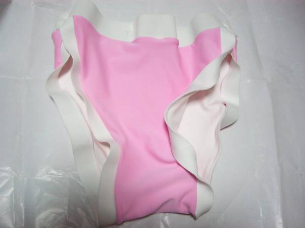 大人おむつカバー　チョロ漏れ防止　オムツ　立体的　綺麗なピンク　日中使用可　スナップ　LL位　女性にも　幅広い年代で使える　機能的_画像1