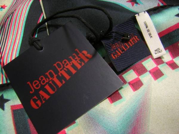 新品　Jean Paul GAULTIER　ジャンポール・ゴルチエ　イタリア製　3Dプリント　シルクスカーフ　3D眼鏡付き_画像3