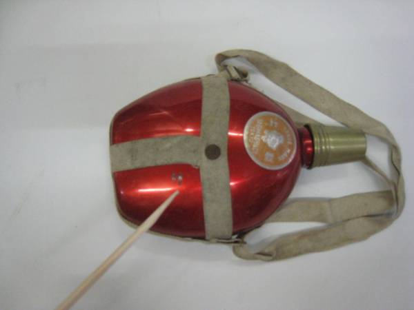 昭和のアルマイト水筒　赤　よれよれの紐付き_棒の先のあたり赤が剥がれています。
