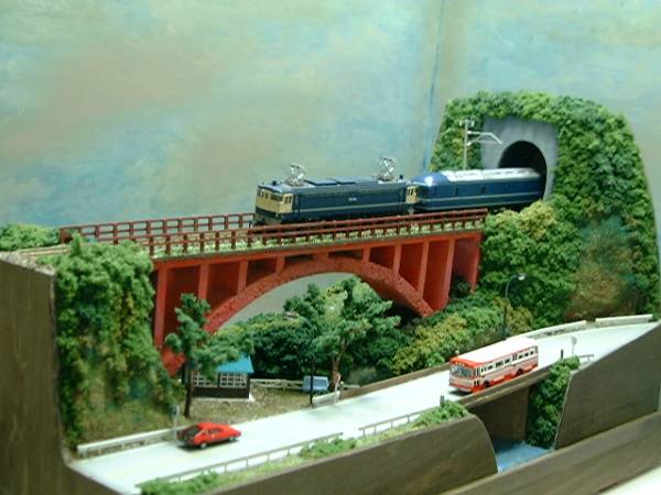 ゆめレール　日本の鉄道風景ジオラマ　朱のアーチ鉄橋と地方道のある風景_画像2