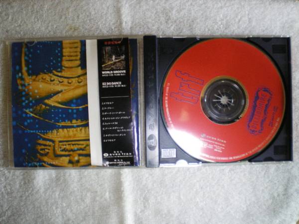 \100～クリックPOST可！'94TRF/CD「BILLIONAIRE」小室哲哉Used！_歌詞カードとCDを撮影した画像です。