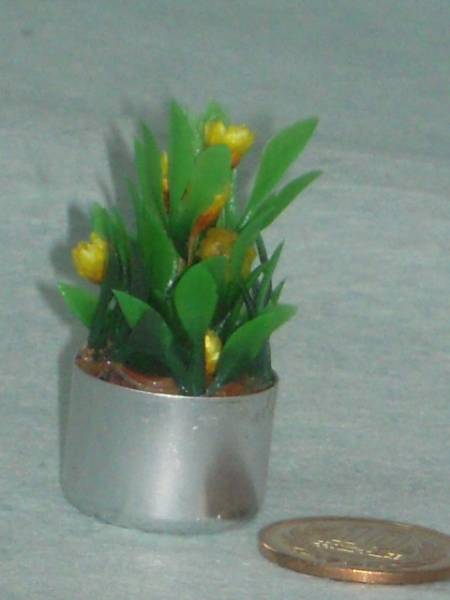 ≪本格的ミニチュア≫ 小さな黄色の花の鉢♪　　ｆ－14_画像1