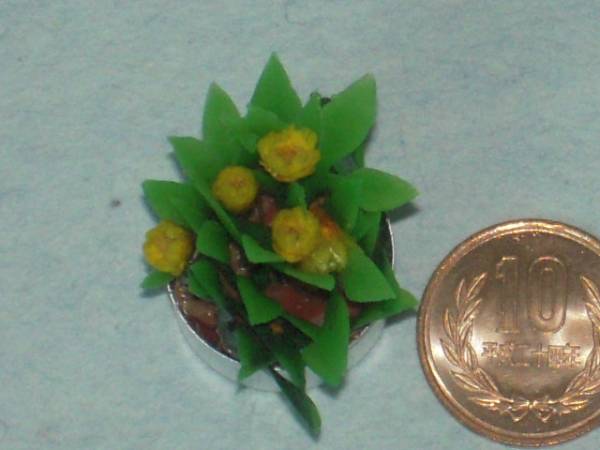 ≪本格的ミニチュア≫ 小さな黄色の花の鉢♪　　ｆ－14_画像2
