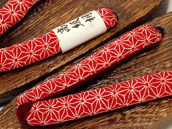 ☆★新品★☆女の子用☆桐下駄☆19cm☆赤色系☆麻の葉柄☆【3】