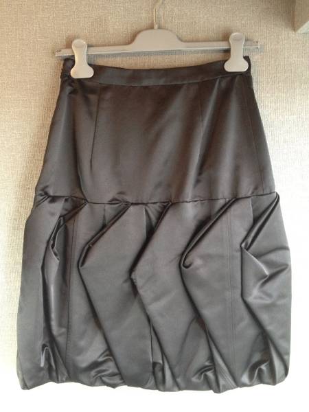 極上 新品 プラダ 最高級 シルク スカート 38 ブラック PRADA 黒_画像2