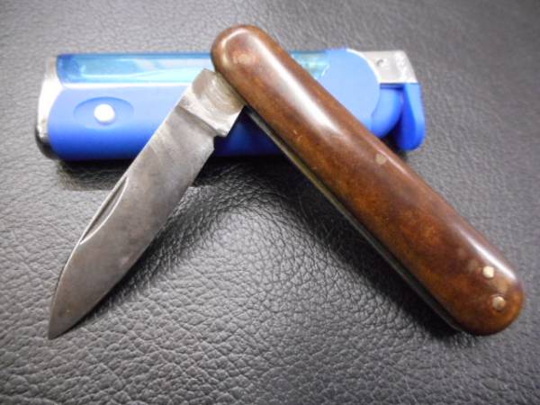 ナイフ　 古く小さい折り畳みナイフ　丸みの有るウッドハンドル