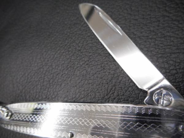 ナイフ　 小さな折り畳み　金属の本体の細かい模様が美しい_画像2