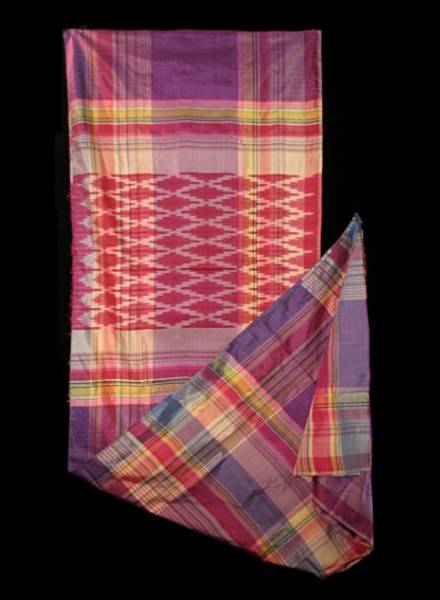 インドネシア・南スラウェシ州ゴワ県のシルク製織り布(B)