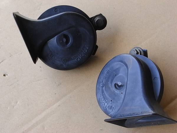  Volvo 850 original horn left right Claxon 8B5252 part removing car equipped 