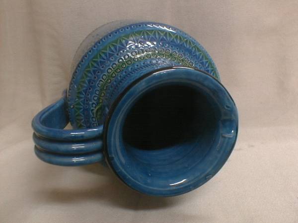 鮮やかブルー　彫り型模様　34.5x17cm　3.8kg　陶器製西洋水差し_画像2