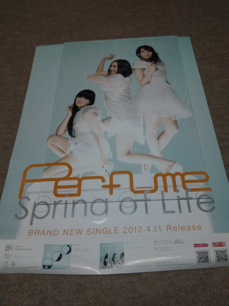 即決◆Perfume Spring of Life ポスター(予約特典)_撮影用に透明樹脂をのせています