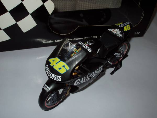 即決 PMA 1/12 ヤマハ YZR-M1 MotoGP 2004年プレシーズン・テスト №46 V.ロッシ車 ゴロワーズ仕様_画像2