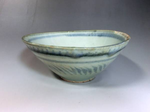 碗■古い染付平茶碗 唐草文 安南 お茶道具 古玩 唐物 中国 時代物 骨董品■ 碗□安南染付 歪み茶碗 古い平鉢 酒器 古玩 唐物 中国 古