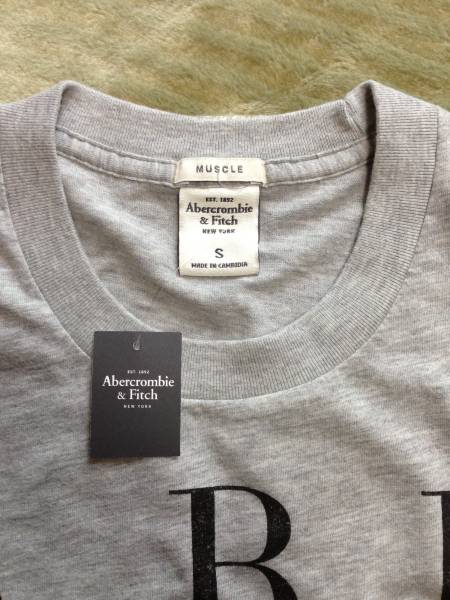 【新品】Abercrombie&Fitch アバクロ 半袖Tシャツ グラフィックロゴ S グレー Muscle Fit_画像2