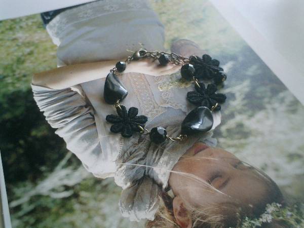 女の子シルエット・・シリーズです♪シックな黒のお花・